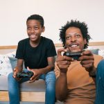 Un père et son fils jouent aux jeux vidéo