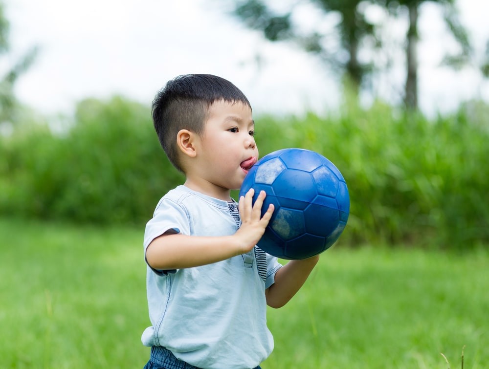 Jouer au ballon est une activité lors de laquelle on peut stimuler le langage