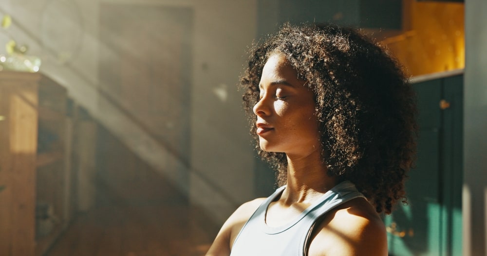 Une femme pratique la méditation pleine conscience